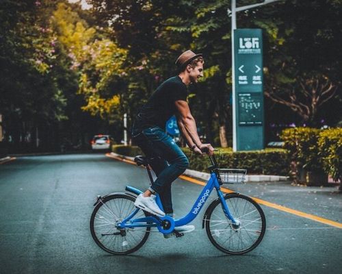 A man rides Bluegogo's shared bike. [File photo]