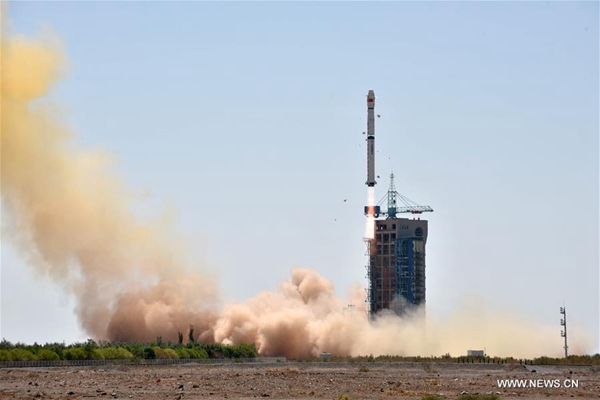 A Long March-4B rocket carrying X-ray space telescope to observe black holes, pulsars and gamma-ray bursts blasts off from Jiuquan Satellite Launch Center in northwest China&apos;s Gobi Desert, June 15, 2017. [Photo/Xinhua]