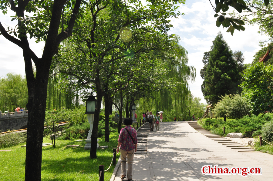 Located to the west of the Forbidden City and Jingshan Park, Beihai (literally the Northern Sea) Park is one of the oldest, largest and best-preserved ancient imperial gardens in China. It was the former palace of emperors for successive dynasties. The park covers an area of 68 hectares, half of which is covered by a lake.