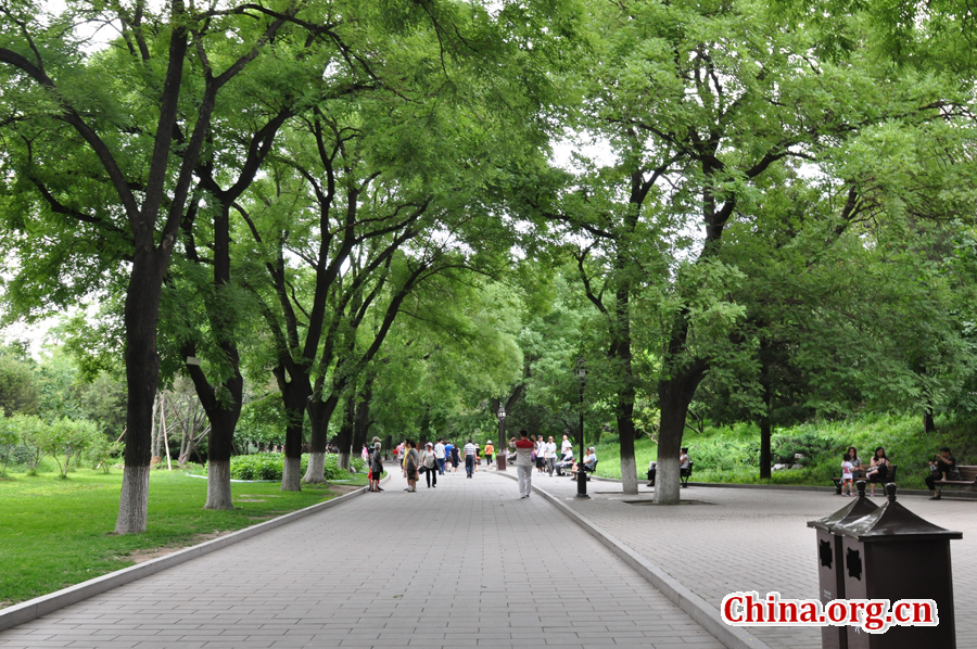 Located to the west of the Forbidden City and Jingshan Park, Beihai (literally the Northern Sea) Park is one of the oldest, largest and best-preserved ancient imperial gardens in China. It was the former palace of emperors for successive dynasties. The park covers an area of 68 hectares, half of which is covered by a lake.