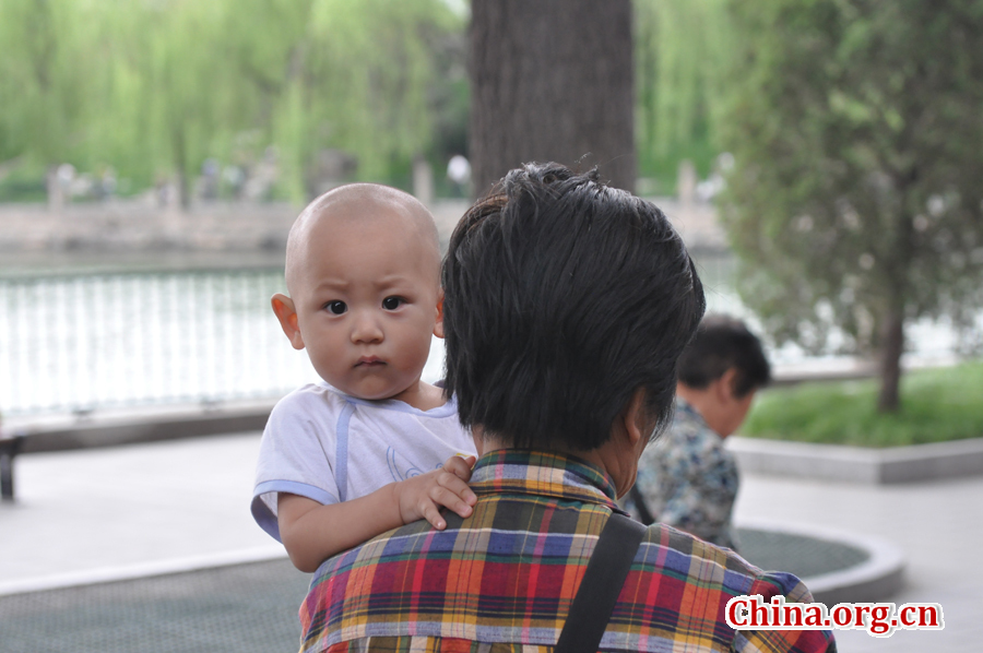 Located to the west of the Forbidden City and Jingshan Park, Beihai (literally the Northern Sea) Park is one of the oldest, largest and best-preserved ancient imperial gardens in China. It was the former palace of emperors for successive dynasties. The park covers an area of 68 hectares, half of which is covered by a lake.