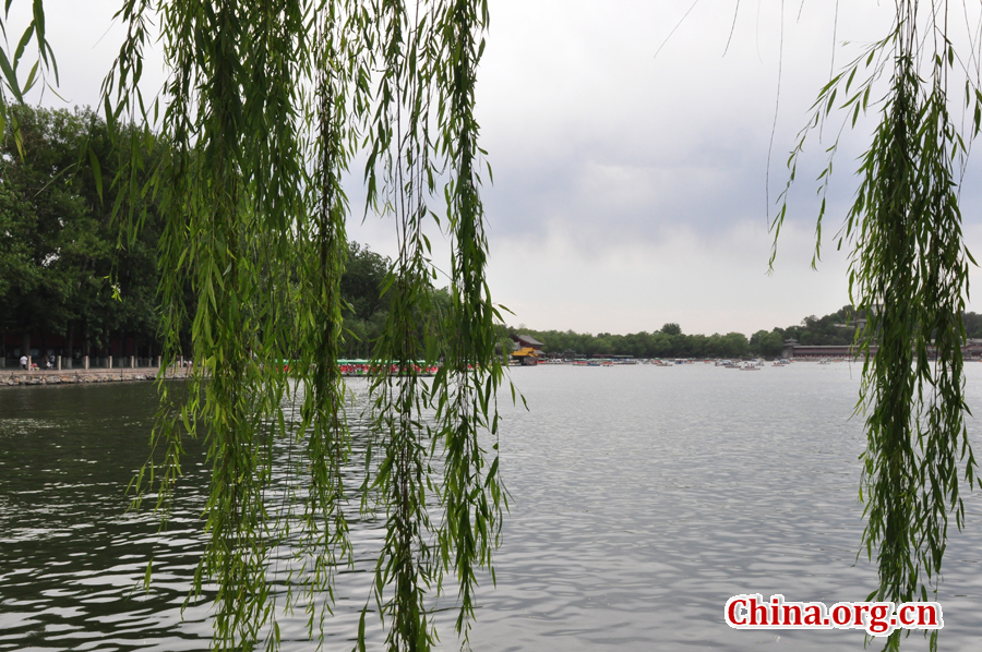 Located to the west of the Forbidden City and Jingshan Park, Beihai (literally the Northern Sea) Park is one of the oldest, largest and best-preserved ancient imperial gardens in China. It was the former palace of emperors for successive dynasties. The park covers an area of 68 hectares, half of which is covered by a lake.