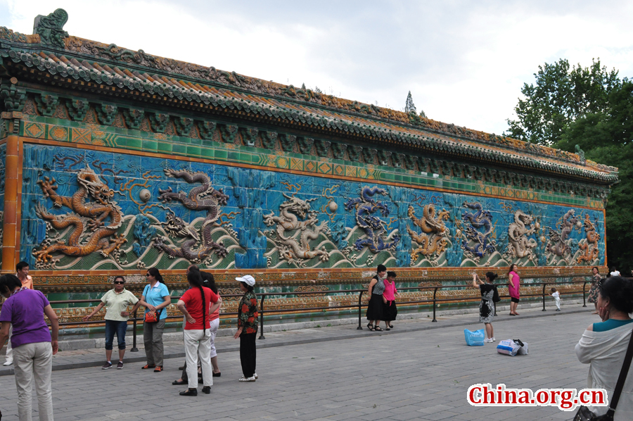 Located to the west of the Forbidden City and Jingshan Park, Beihai (literally the Northern Sea) Park is one of the oldest, largest and best-preserved ancient imperial gardens in China. It was the former palace of emperors for successive dynasties. The park covers an area of 68 hectares, half of which is covered by a lake.