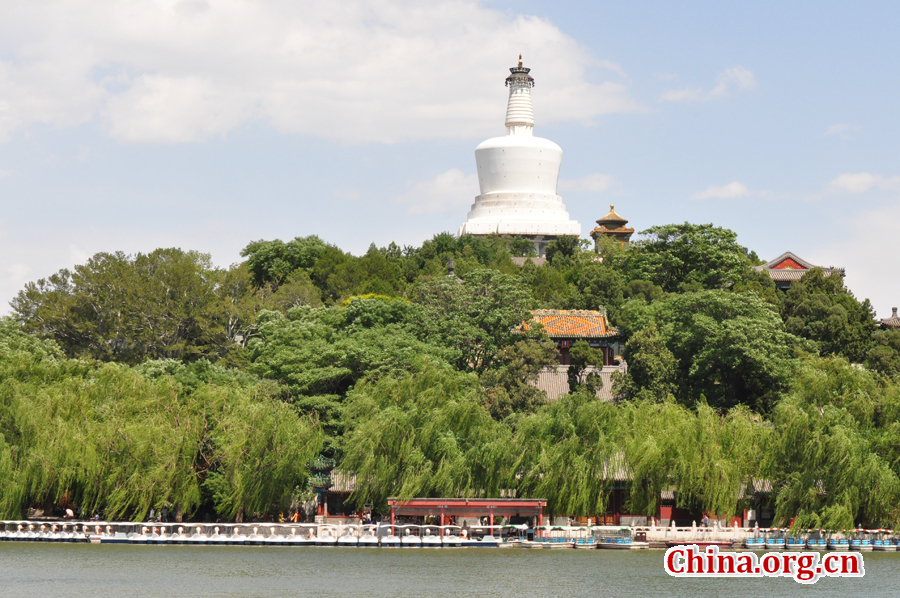 Located to the west of the Forbidden City and Jingshan Park, Beihai (literally the Northern Sea) Park is one of the oldest, largest and best-preserved ancient imperial gardens in China. It was the former palace of emperors for successive dynasties. The park covers an area of 68 hectares, half of which is covered by a lake.