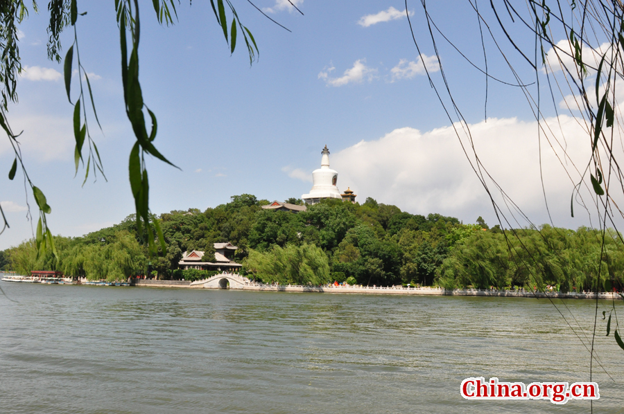 Located to the west of the Forbidden City and Jingshan Park, Beihai (literally the Northern Sea) Park is one of the oldest, largest and best-preserved ancient imperial gardens in China. It was the former palace of emperors for successive dynasties. The park covers an area of 68 hectares, half of which is covered by a lake.