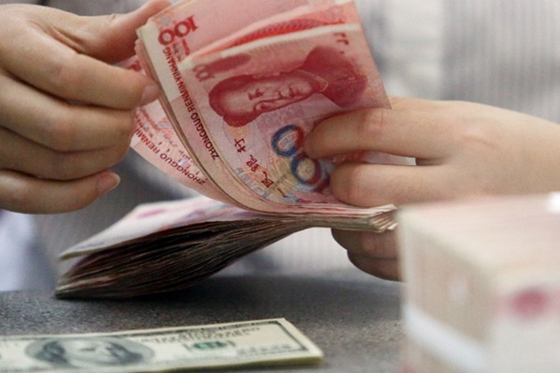 A worker counts Chinese currency renminbi at a bank in Linyi, East China's Shandong province, Aug 11, 2015. [Photo/Xinhua]