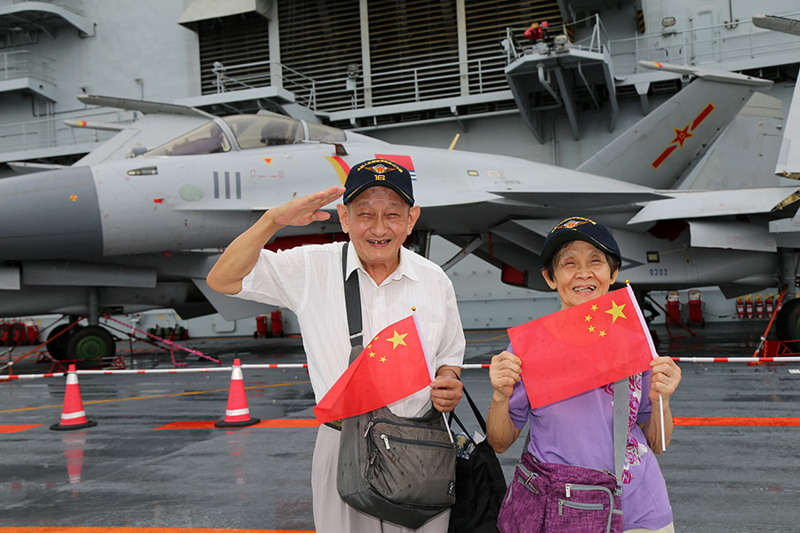 Hong Kong residents get up close to CNS Liaoning aircraft