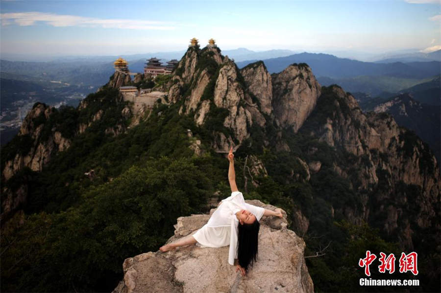 Yoga master demos impressive poses on Henan cliffs