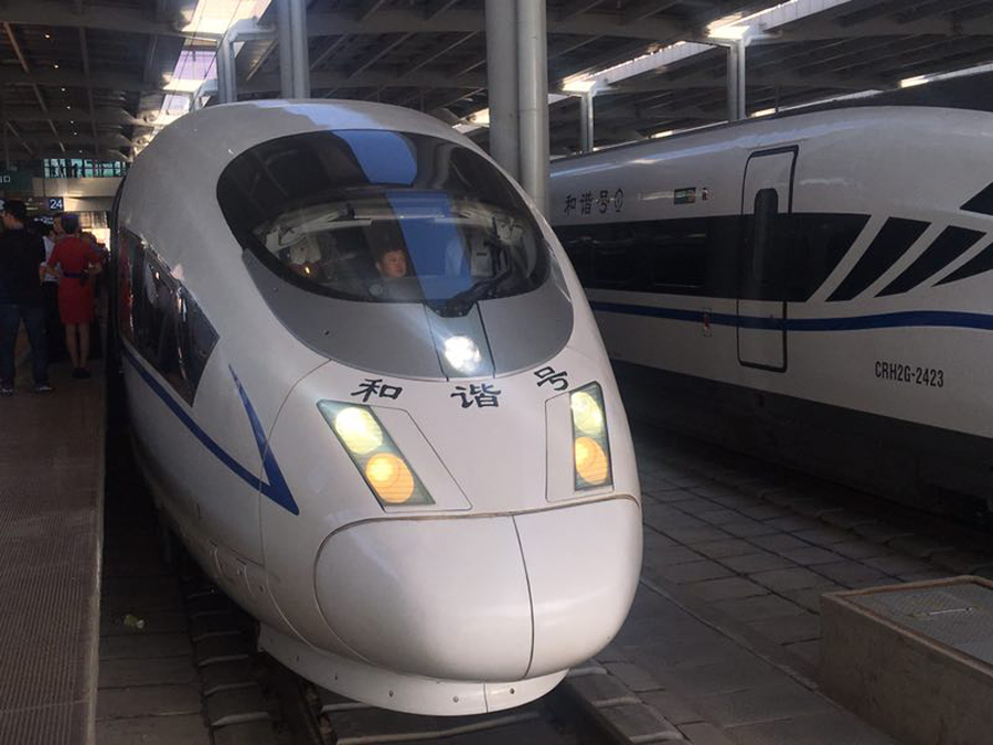 A new bullet train that connects Lanzhou in Gansu province and Baoji in Shaanxi province departs from Lanzhou West Railway Station on Sunday morning. The new train cuts the travel time between the two cities from seven hours to two. [Photo/chinadaily.com.cn] 