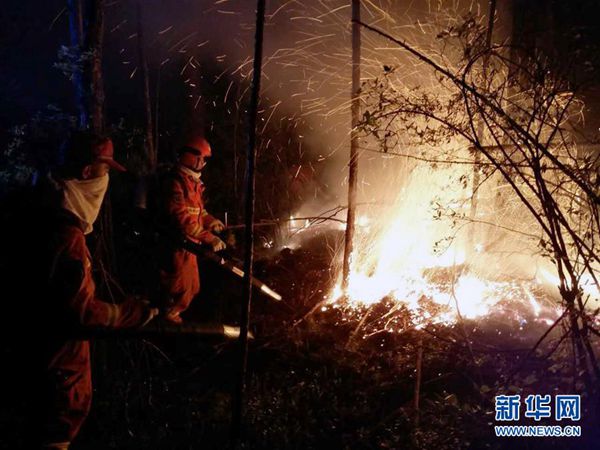 About 4,000 firefighters from Inner Mongolia and neighboring Heilongjiang Province try to extinguish the lightning-induced fire.[Xinhua]