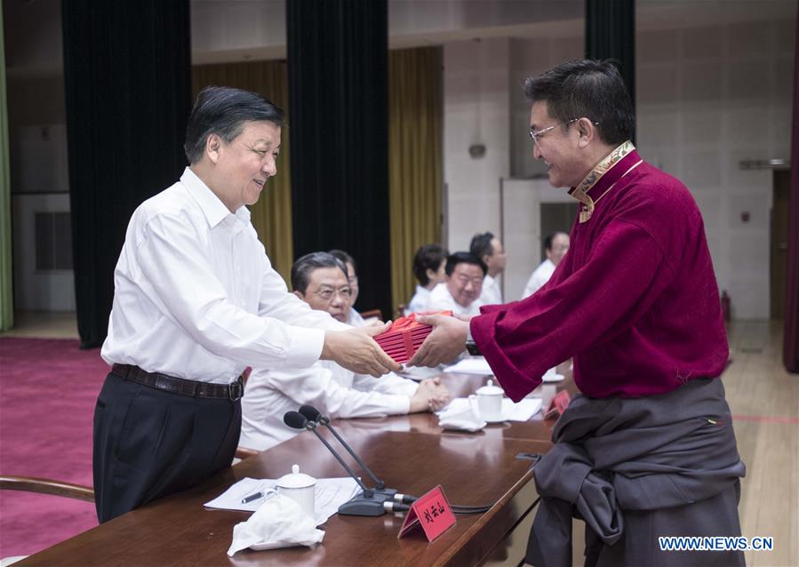 Liu Yunshan presents diplomas to the graduate of the 2017 spring semester at a graduation ceremony of the school in Beijing, capital of China, July 7, 2017. [Photo/Xinhua]