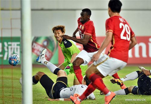 Jackson Martinez (C) of Guangzhou Evergrande tries to score during the Group H first round match between China's Guangzhou Evergrande and South Korea's Pohang Steelers at the 2016 AFC Championships League at Guangzhou Tianhe Sports Center, Feb. 24, 2016. The match ended in a 0-0 draw. [Xinhua]