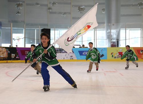 This photo is taken at the Beijing Primary and Secondary School Hockey League on April 24, 2016. Beijing has been vigorously pushing winter sports into school curriculum since 2016. Beijing, accompanied by Zhangjiakou, will be the host city of the 2022 Winter Olympics, which will be China&apos;s first winter Olympics.[Xinhua]