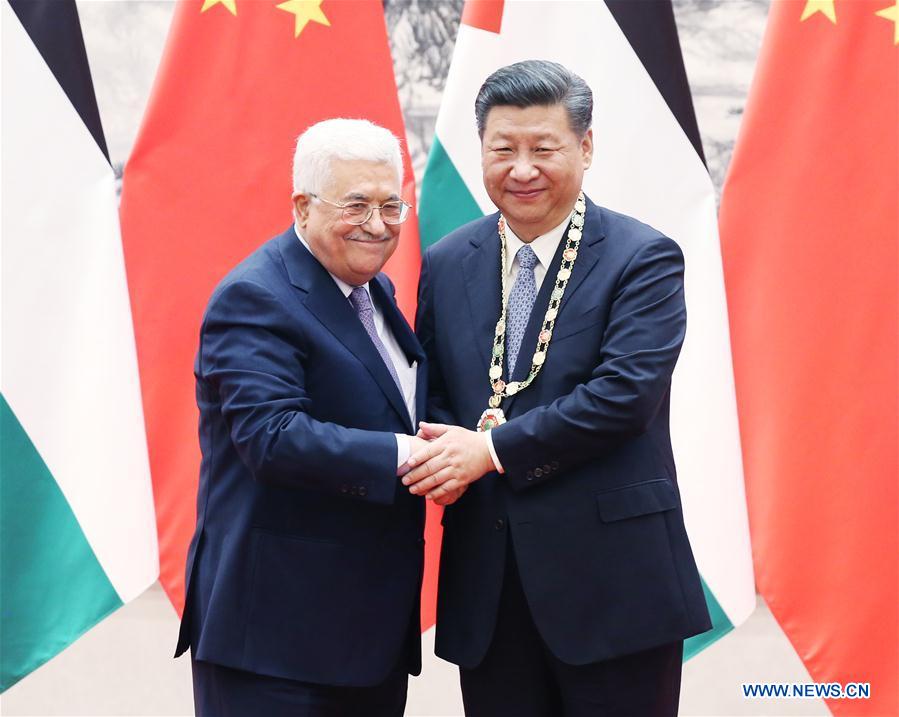 Palestinian President Mahmoud Abbas (L) awards the highest Palestinian medal to Chinese President Xi Jinping after their talks in Beijing, capital of China, July 18, 2017. [Photo/Xinhua]