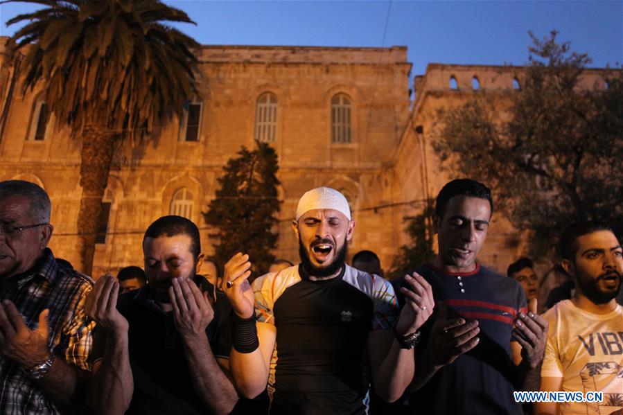 MIDEAST-JERUSALEM-OLD CITY-LION'S GATE-OUTSIDE-PRAYING-PROTEST