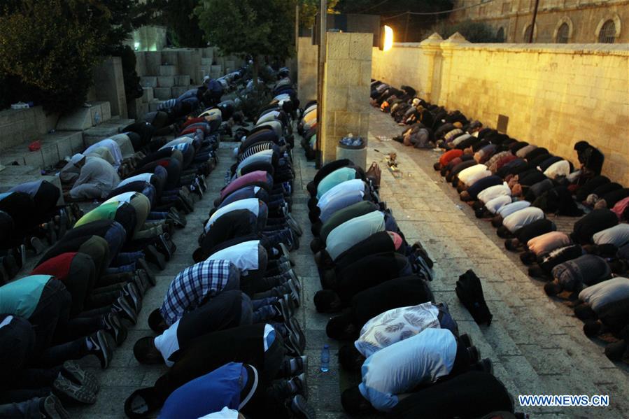 MIDEAST-JERUSALEM-OLD CITY-LION'S GATE-OUTSIDE-PRAYING-PROTEST