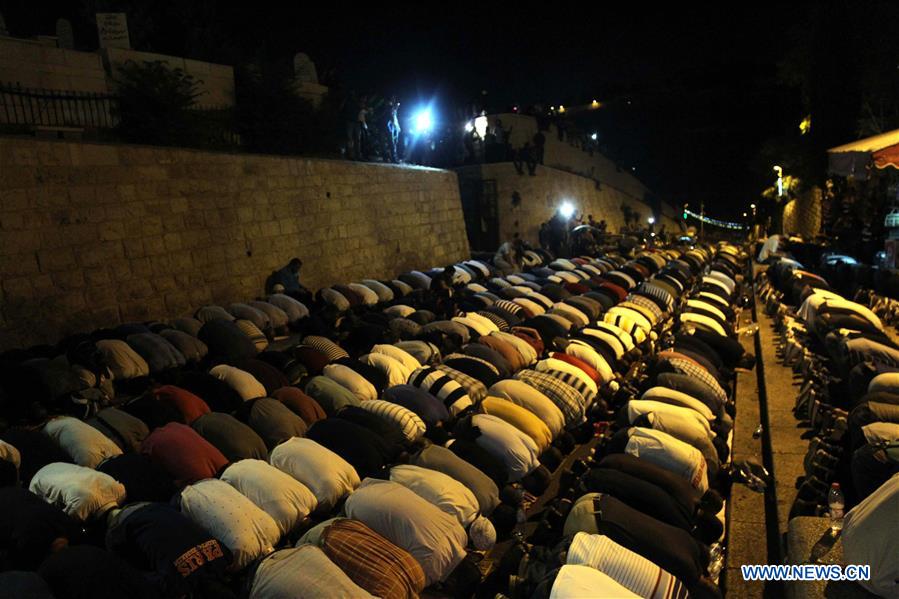 MIDEAST-JERUSALEM-OLD CITY-LION'S GATE-OUTSIDE-PRAYING-PROTEST