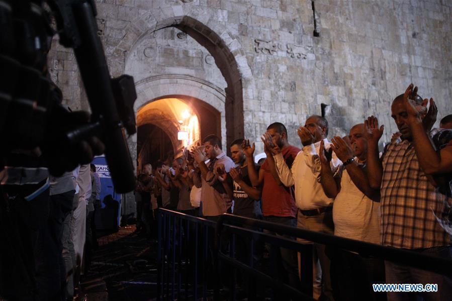 MIDEAST-JERUSALEM-OLD CITY-LION'S GATE-OUTSIDE-PRAYING-PROTEST