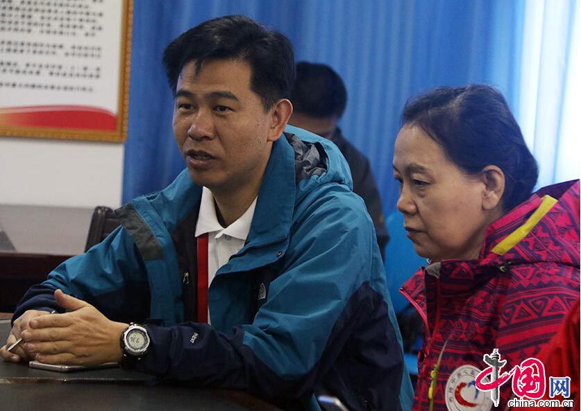 Doctor Mu Jinsong organizes a discussion with local medical workers at the medical service center in Gongbujiangda County, Linzhi, the Tibet Autonomous Region. [Photo/China.org.cn]