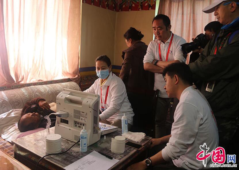 Doctor Mu Jinsong and his medical team provide a clinical diagnosis for hydatid patients in Jiedigang Village, Jiangda Town, the Tibet Autonomous Region. [Photo/China.org.cn]
