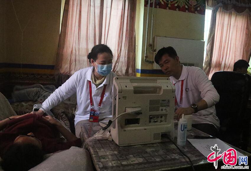 Doctor Mu Jinsong and his medical team give a clinical diagnose of hydatid patients. [Photo/China.org.cn]