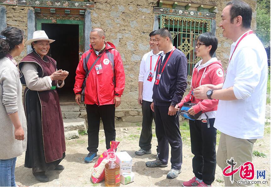 Doctor Mu Jinsong and his medical team visit Deqing Wanmu and his family. [Photo/China.org.cn] 