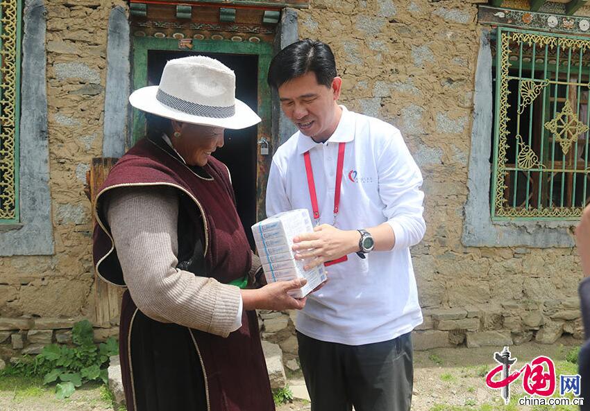 Doctor Mu Jinsong gives advices to Deqing Wangmu on how to take the medicine. [Photo/China.org.cn]