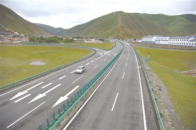 The 634.8-km expressway section, which connects Gonghe County with the city of Yushu in northwest China's Qinghai Province, opens on July 1, 2017. [Qinghai Daily] 