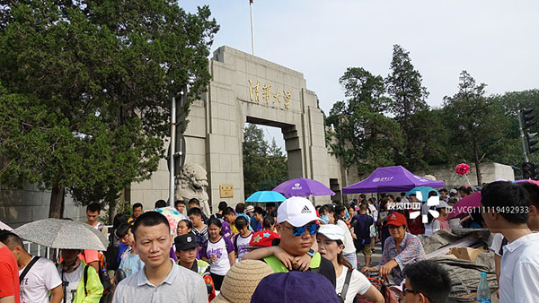 Student tourists leave the campus of Tsinghua University through its west gate after a tour organized by a local agency. Campuses of elite universities have been picked by ambitious Chinese parents as a popular tourism destination for their children in summer.[Photo provided to China Daily]
