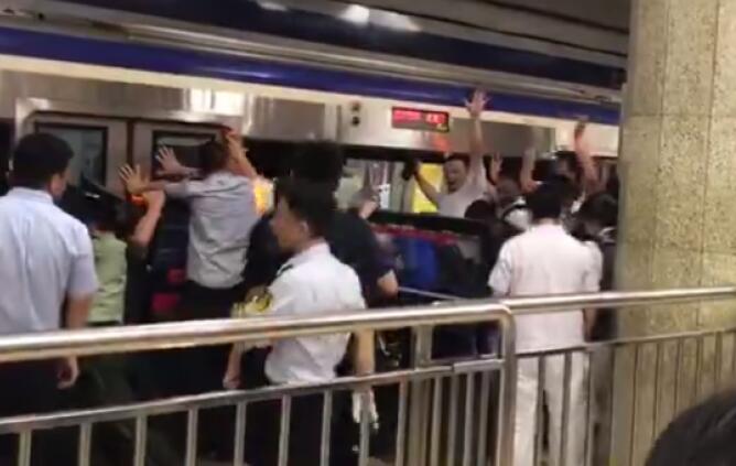 Beijing: pushing train to rescue trapped subway passenger 
