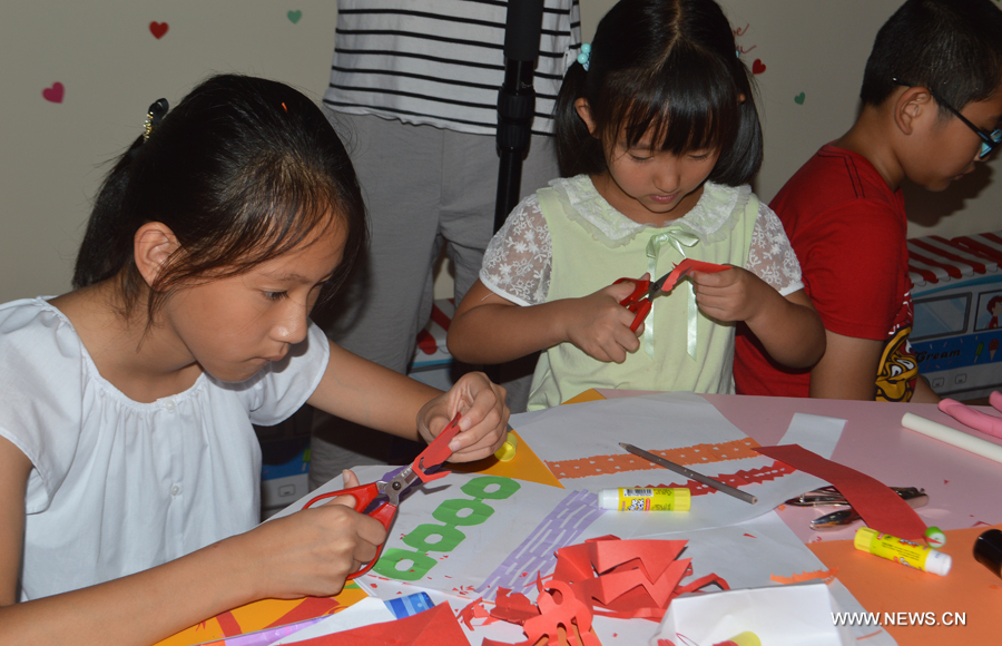Children make paper-cutting works to greet the upcoming 9th BRICS Summit in Huli District of Xiamen City, southeast China&apos;s Fujian Province, August 4, 2017. The 9th BRICS Summit will be held on Sept. 3-5 in the coastal city. (Xinhuanet/Zhang Dan)