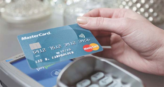 MasterCard's contactless bankcard allows cardholders to simply tap their card on the pay terminal to make secure payments. [Photo/China Daily]