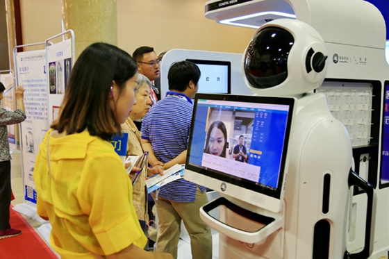 A visitor tries out a machine for fitting glasses at the 2017 China International Internet of Things Technology Expo in Beijing. [Photo/China Daily]