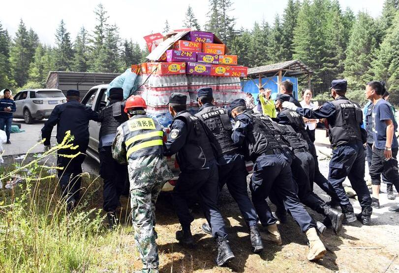 Rescuers transport relief supplies to the parking lot of the InterContinental Resort Jiuzhai Paradise in Jiuzhaigou County, southwest China's Sichuan Province, Aug. 9, 2017. A 7.0-magnitude earthquake struck Jiuzhaigou, a popular tourist destination, Tuesday night. Rescue work continues in quake-hit Jiuzhaigou. (Xinhua/Fan Peishen)