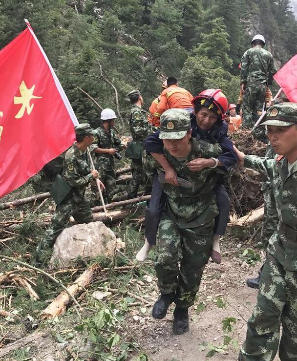 Rescuers transfer quake-affected people in quake-hit Jiuzhaigou County, southwest China's Sichuan Province, Aug. 9, 2017. Rescue work continued after a 7.0-magnitude earthquake struck Jiuzhaigou, a popular tourist destination, Tuesday night.(Xinhua/Ge Qiangjun) 