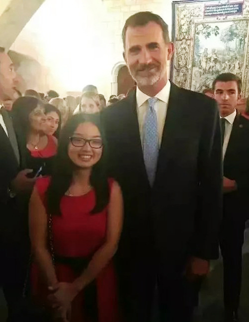 Chen Yali (left) in a group photo with the Spanish King Felipe VI, on August 4, 2017. [Photo: thepaper.cn] 