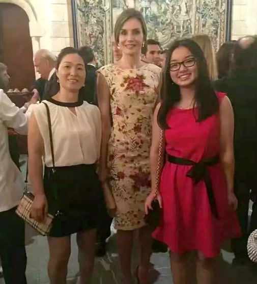 Chen Yali (right) and her mother in a group photo with the Spanish Queen Letitzia on August 4, 2017. [Photo: thepaper.cn] 