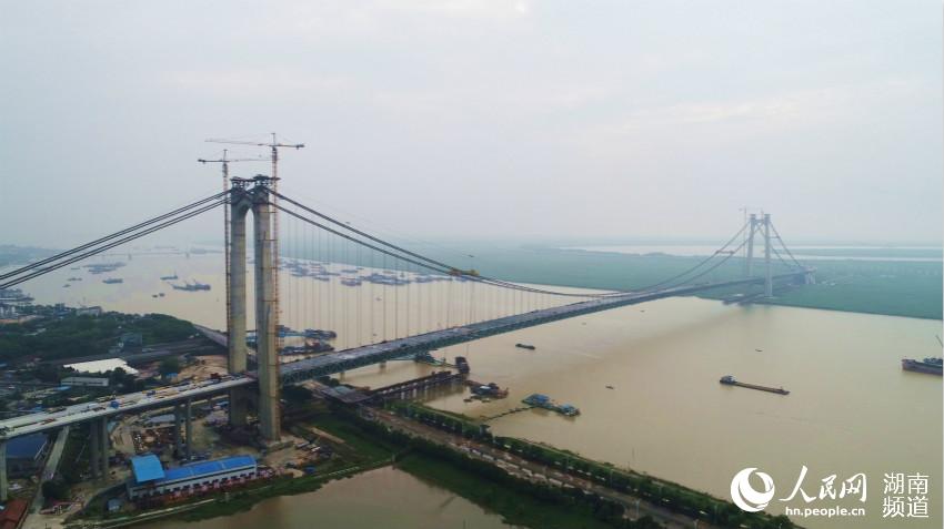 The 2,390-meter-long Dongting Lake Bridge on the Hangzhou-Ruili expressway is closed on Tuesday morning, indicating that the construction of the trunkline connecting east and southwest China is completed and will soon to open to traffic.[Photo: hn.people. cn] 