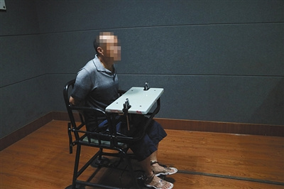 Suspect Wang Ming (an alias) is interrogated by police. [Photo provided by Huzhou police] 