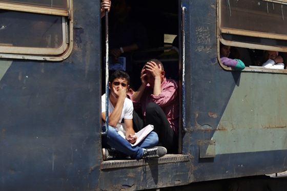Two passengers on a train leaving Cairo, capital of Egypt. [Photo/Xinhua]