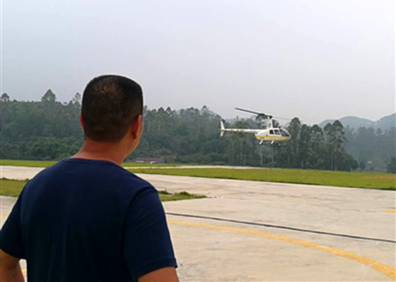  Zhu Jianjun checks out a helicopter on August 15, 2017. [Photo: Chengdu Business Daily]