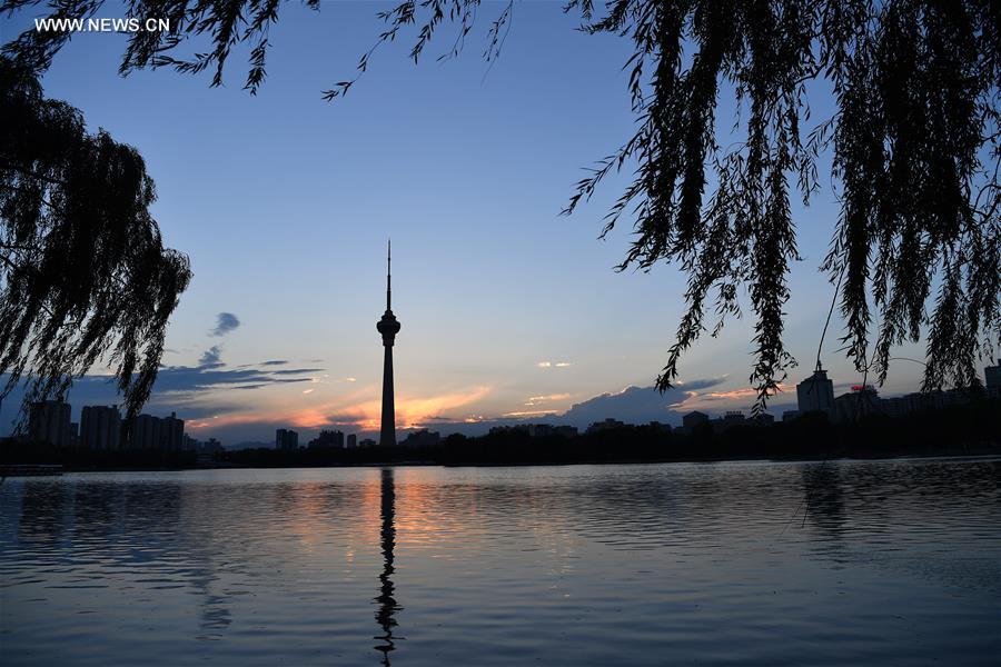 Sunset at Yuyuantan Park in Beijing. [File photo: Xinhua] 