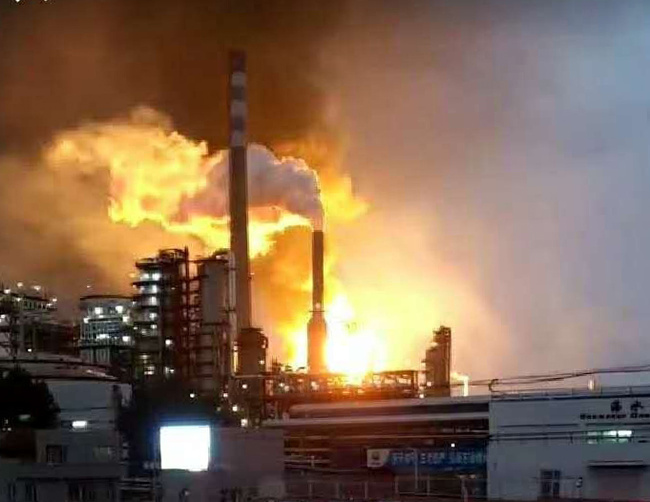 Fire breaks out in a chemical company in Dalian, Liaoning Province, on August 17, 2017. [Photo: Weibo.com]