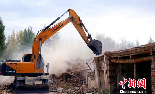 An excavator clears the debris from a 6.6-magnitude earthquake which jolts Jinghe County of Bortala Mongolian Autonomous Prefecture in northwest China's Xinjiang Uygur Autonomous Region last week, in a bid to make room for the construction work of new houses, on August 12, 2017. [Photo: Chinanews.com] 