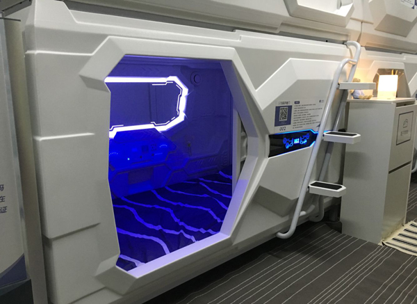 A look at a capsule room in an unmanned hotel in Chongqing. [Photo by Tan Yingzi/chinadaily.com.cn]