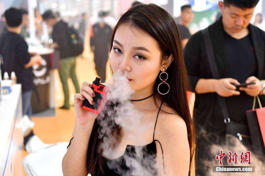 File photo of a Chinese girl using electronic cigarette. [Photo: Chinanews.com] 