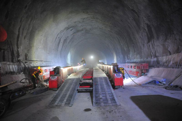 Construction continues on Hufengling Tunnel, Aug 20, 2017. [Photo provided to chinadaily.com.cn] 