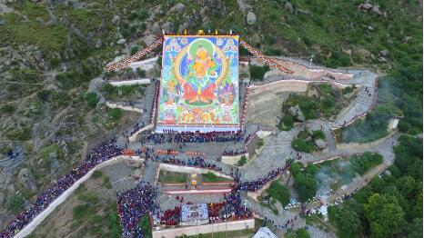 People crowd winding mountain roads to see a large thangka painting of the Buddha put on show at the Drepung Monastery in Lhasa, capital of southwest China’s Tibet Autonomous Region, yesterday.