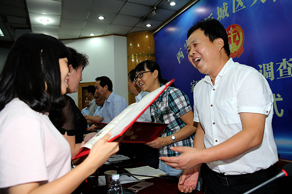 Selected mediators are awarded certificates by the Xincheng district court in Xi'an, Shaanxi province, last week. They will lighten the load of judges by handling domestic disputes.[Huo Yan/China Daily]