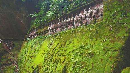 10 Ming Dynasty Buddha heads in Sichuan Province were stolen between August 18th and 21st. [Photo: West China Daily]